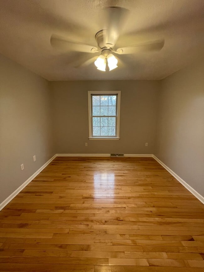 Building Photo - Beautiful custom built 5 bed 4 bath home with finished basement ready for you to move-in!