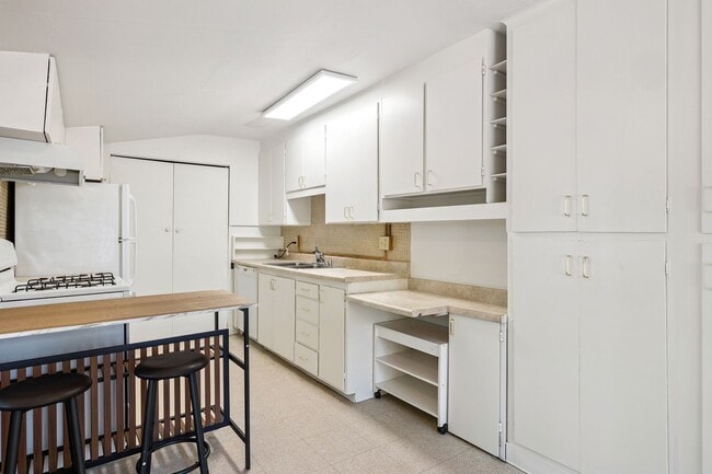 Building Photo - Northgate/Roosevelt Three Bedroom Rambler
