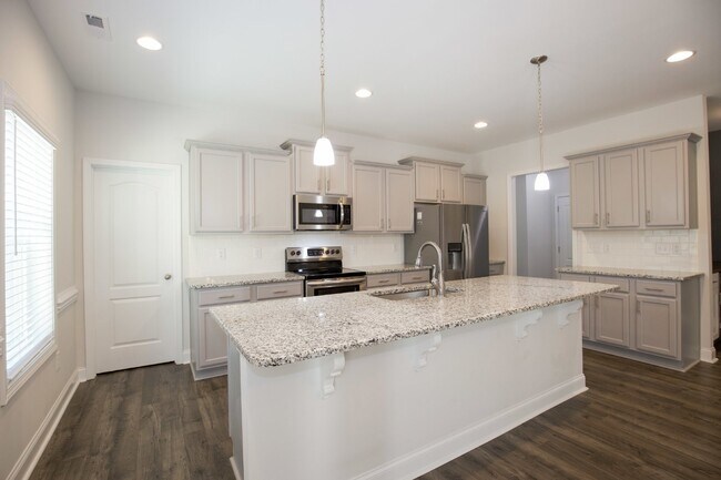Building Photo - Charming 4 Bedroom Rental Home with Spacio...