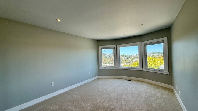 Building Photo - Updated 4BR/2BA Single Family Home in Cove...
