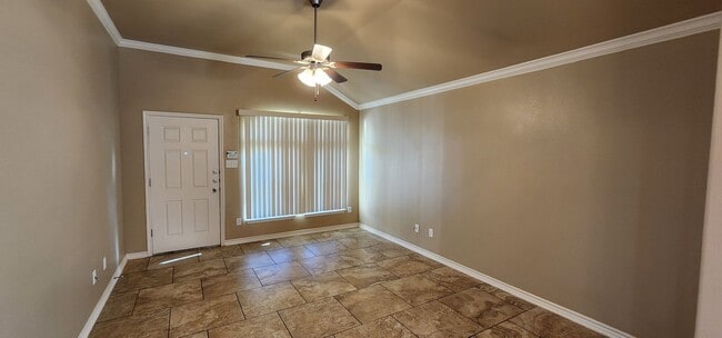 Building Photo - Beautiful 3 bed/2 bath Duplex off of Bunny...