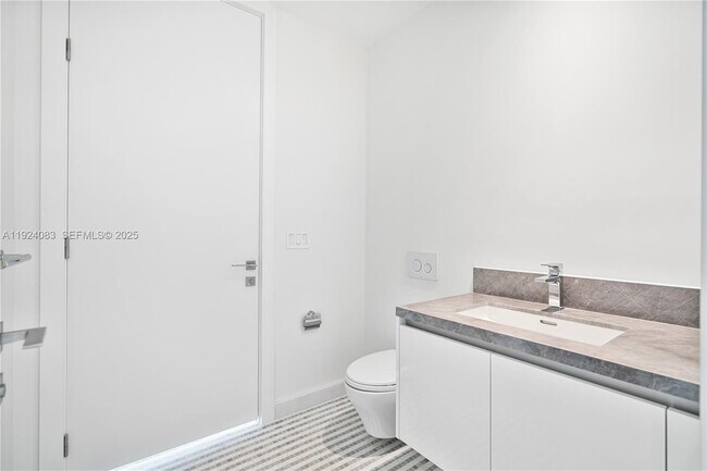 Building Photo - 700 NE 26th Terrace