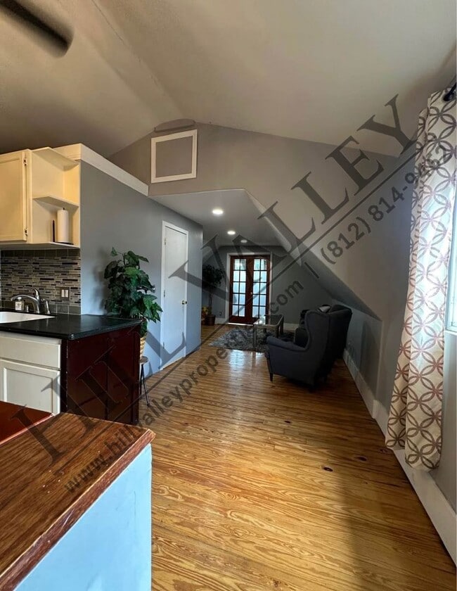 Building Photo - Two Bedroom Upper — All Utilities Paid!