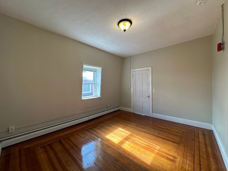 Building Photo - 124 Vinton St, 3