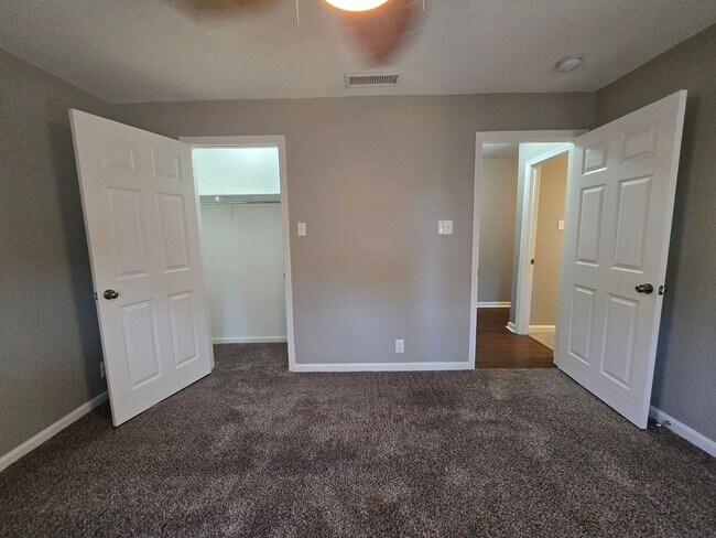 Building Photo - 3 Bedroom 2 Bath 2 Car Garage - Backs Up To A Nice Farm