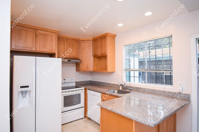 Building Photo - 2 Bed & 1.5 Bath Townhouse in San Jose, CA...