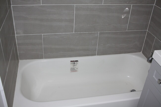 New Tub & Tile - 606 Occidental N Blvd