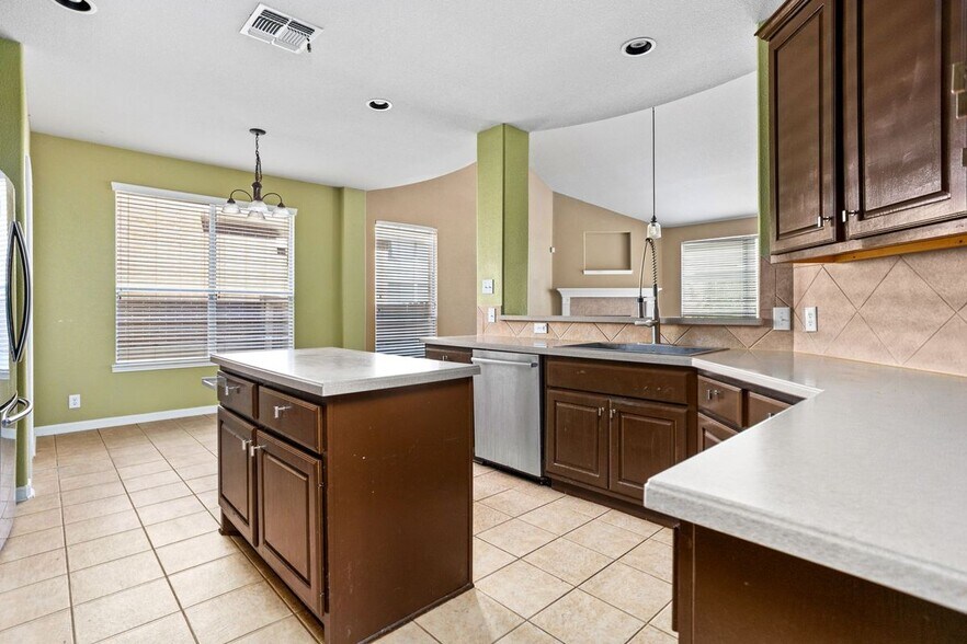 Building Photo - 3415 Highline Tr
