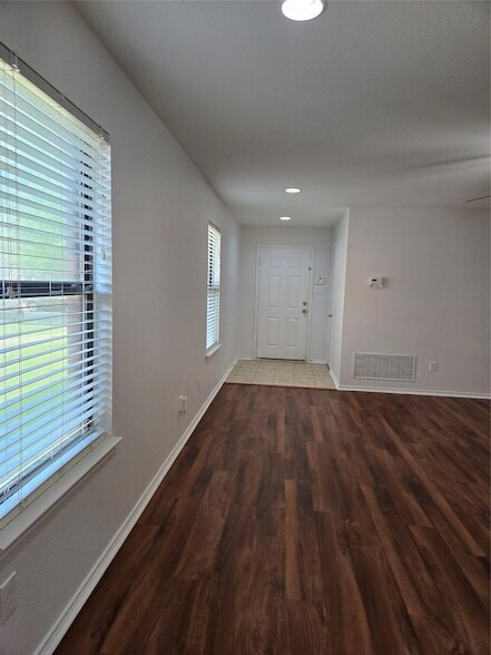 Building Photo - 1124 Hyde Park Dr