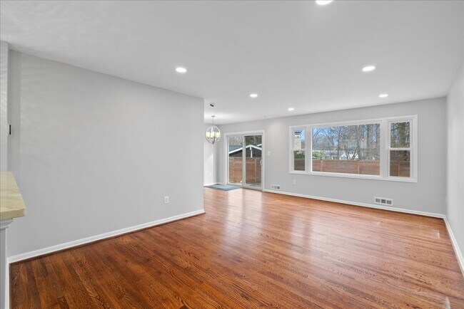Building Photo - "Spacious 5-Bed split level Gem with Finished Basement & Fireplace on Brompton St, West Springfie...