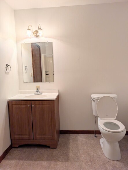 Building Photo - 591 N Lincoln Ave