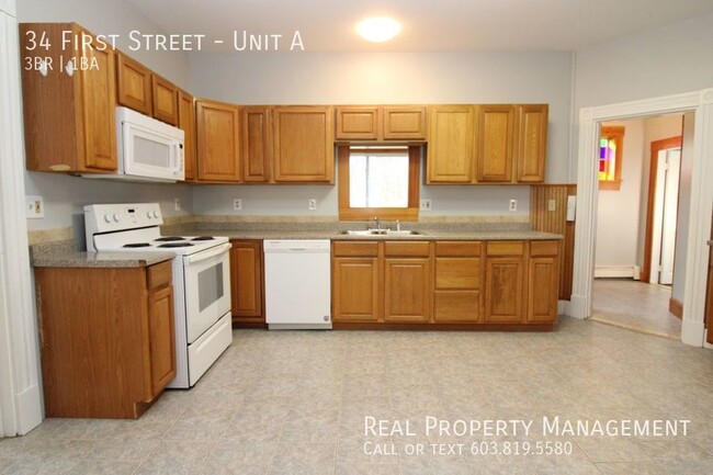 Building Photo - Spacious 3 Bedroom Apartment- Heat Include...