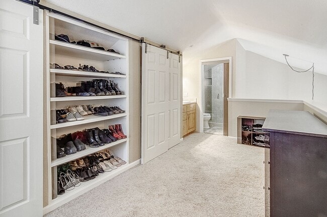 Building Photo - Furnished! Updated 3bed/3bath! 1 car garag...