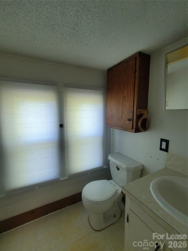 Building Photo - 1435 Davie Ave