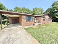 Building Photo - 916 Brentwood Dr