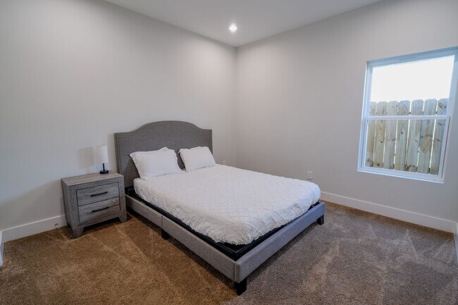 Building Photo - Modern Comfort in a Prime Location