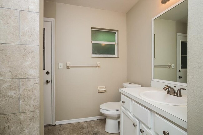 Building Photo - 725 Maderia Ct