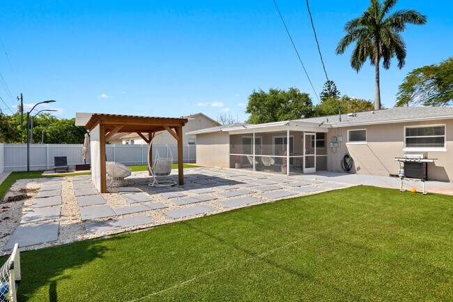 Building Photo - 4830 Cortez Cir