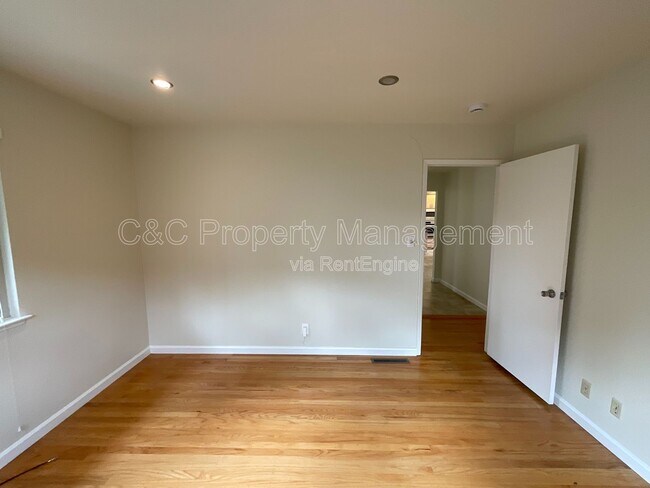 Building Photo - 1426 Ormsby Dr