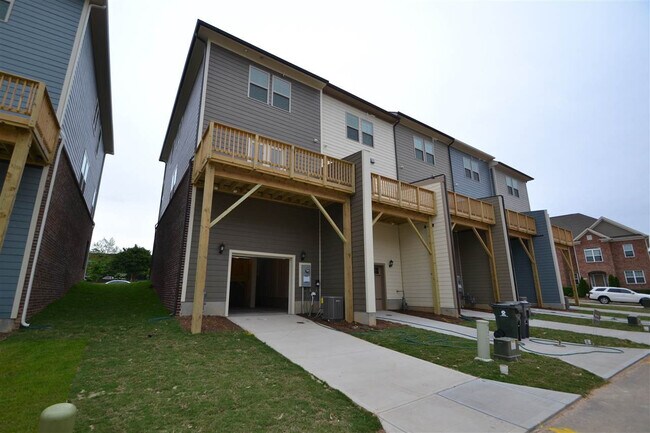 Building Photo - 1440 Providence Green Ln