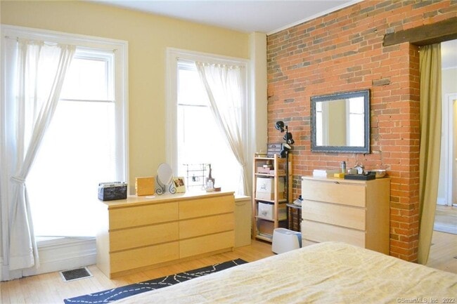 Building Photo - 104 William St