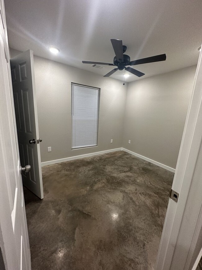 Building Photo - 3 BED 2 BATH HOUSE ON AN ACRE OF LAND! Pet...