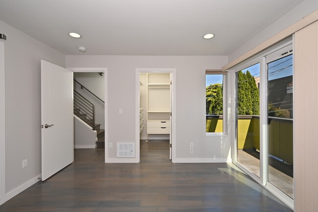 Building Photo - 2121 Waverly Pl N