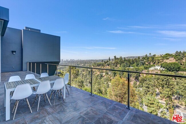 Building Photo - 9400 Readcrest Dr
