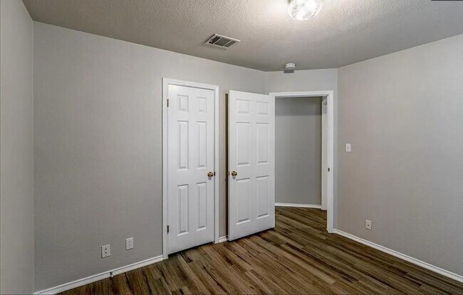 Building Photo - 702 Thrush Dr