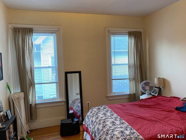 Building Photo - 118 Lawrence St