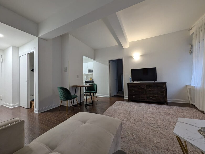 Building Photo - 221 E 50th St