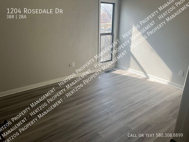 Building Photo - 1204 Rosedale Dr