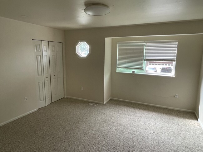 unfurnished upstairs primary bedroom - 300 Southridge Pl