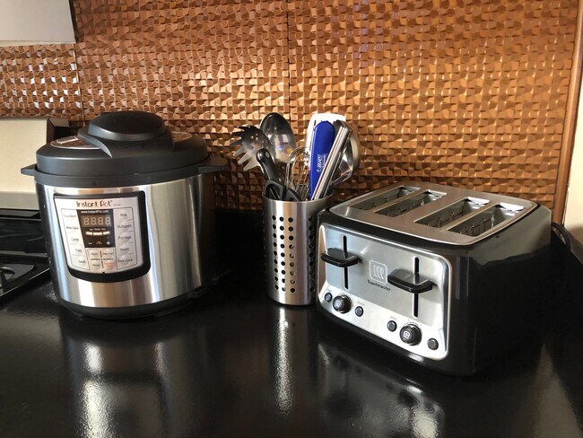 Building Photo - 3951 Hickory Ave