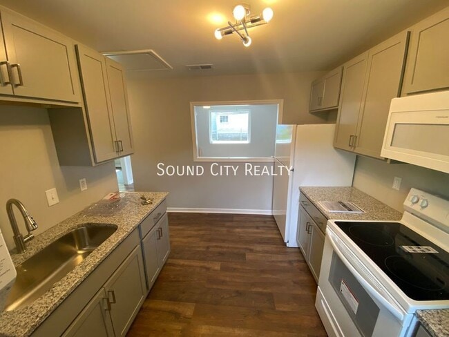 Building Photo - 1905 Hermosa St