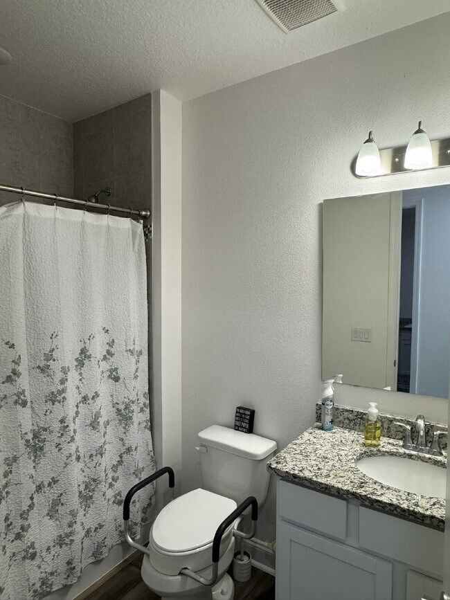 Building Photo - For Rent - Spring Move in Special ... 2nd Month's Rent FREE! (if sign a lease before the end of M...