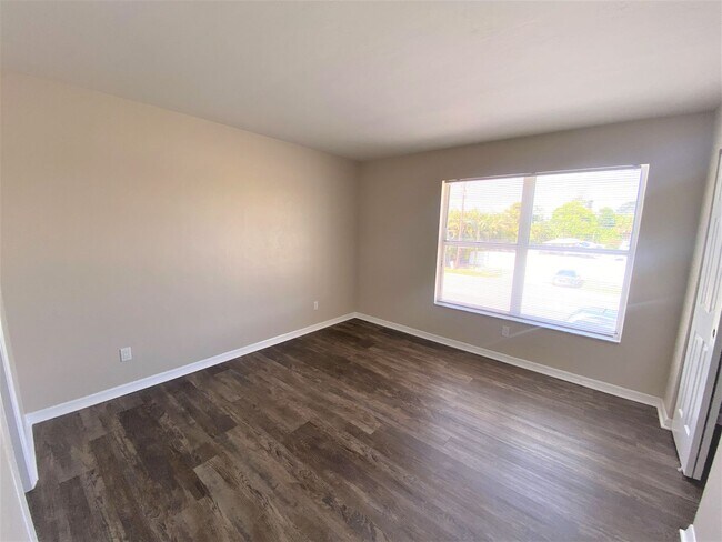 Building Photo - 1936 Sunshine Blvd