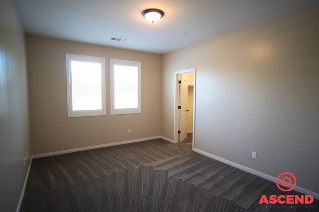 Building Photo - Glamorous Home in Seven Oaks Gated Community!