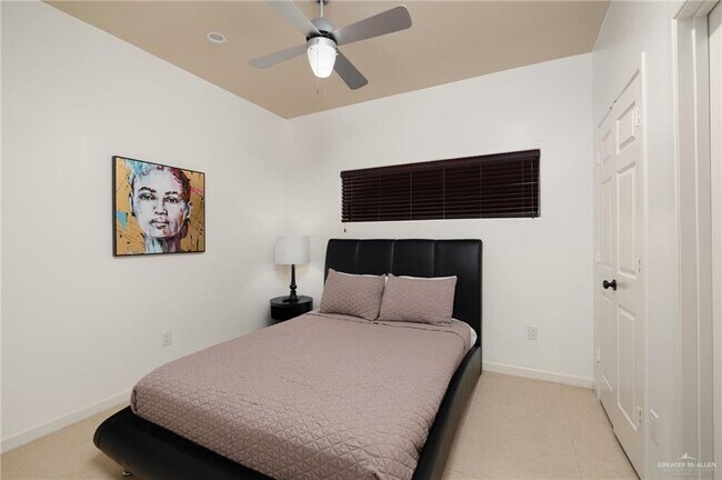 Building Photo - 26 Travis St