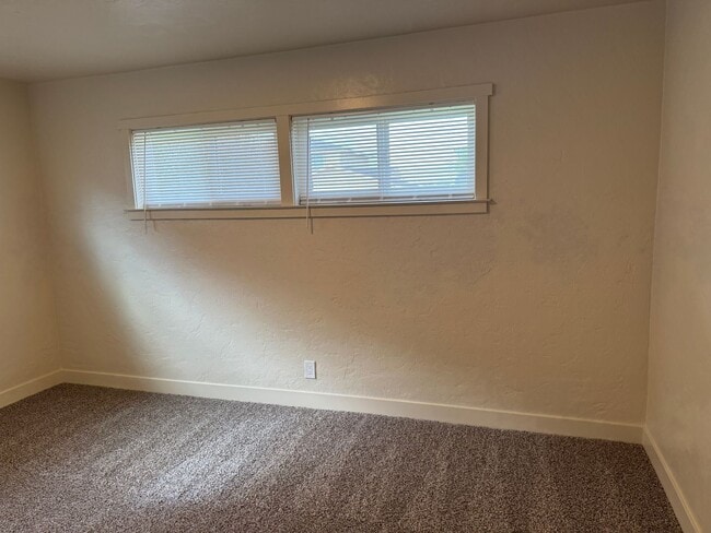 Building Photo - Seaside Home