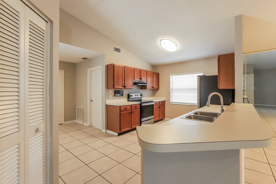 Building Photo - 1521 Vernon Ct