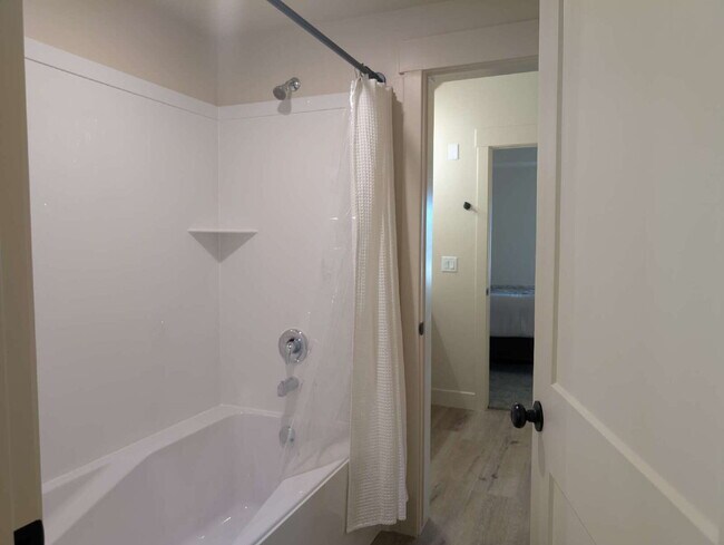 Building Photo - Quality 3 Bedroom 2 Bath