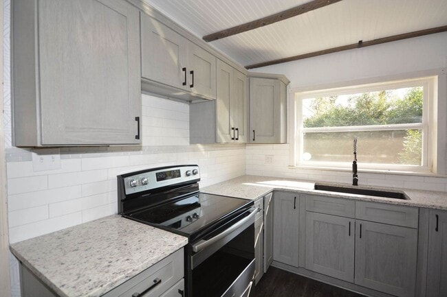 Building Photo - 4 Bed/3 Bath home w/fenced yard in Augusta...