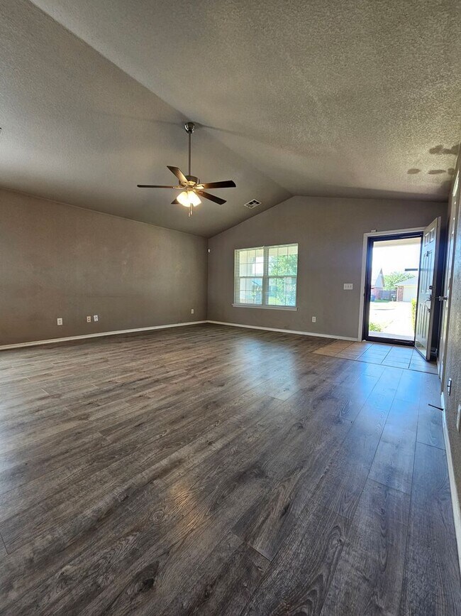 Building Photo - 2713 Edgemere Dr