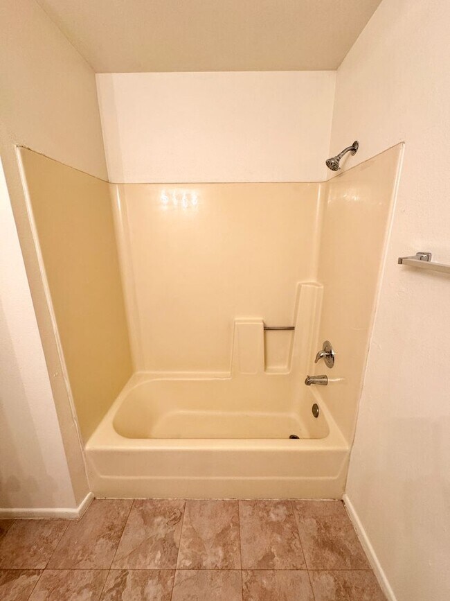 Building Photo - 3 Bedroom / 2 Bath Single Level Home In Gl...