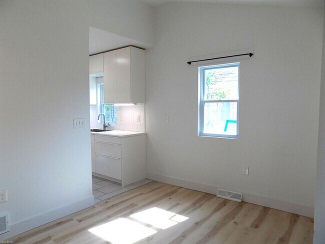 Building Photo - 1094 Moneta Ave