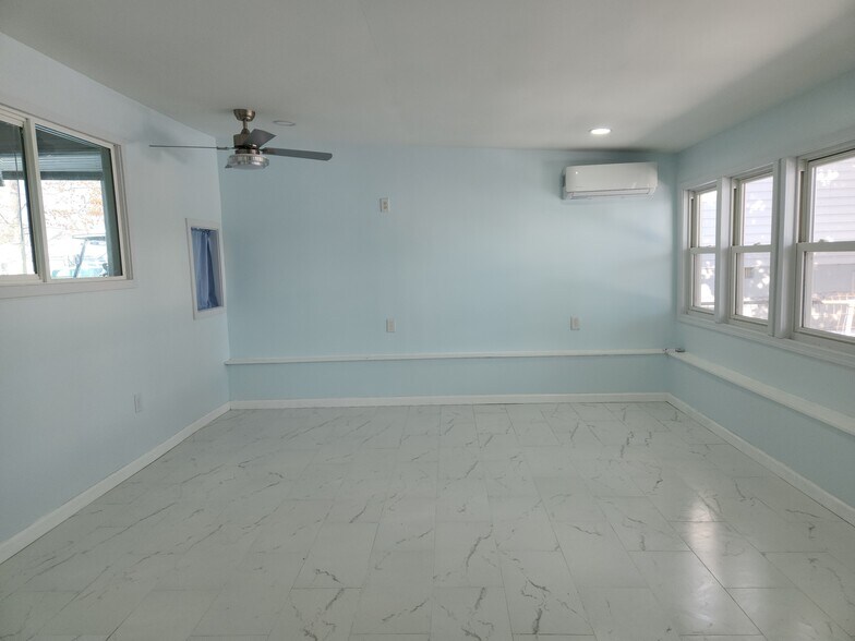 Building Photo - 1204 Lossing Ave