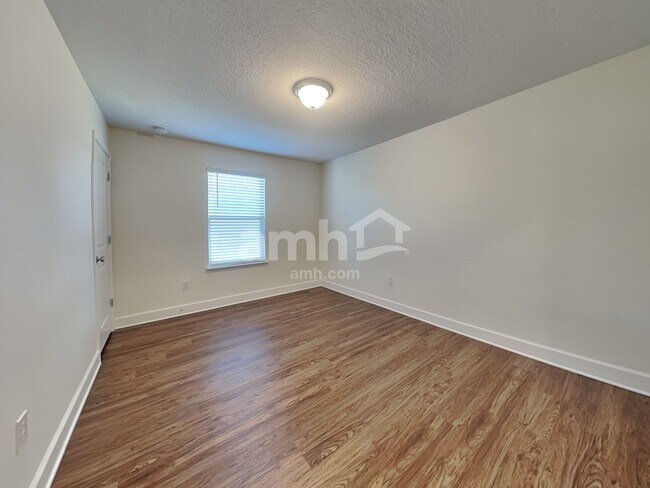 Building Photo - 905 Walden Pond Dr