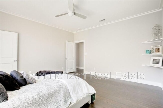 Building Photo - 1821 W 10th St