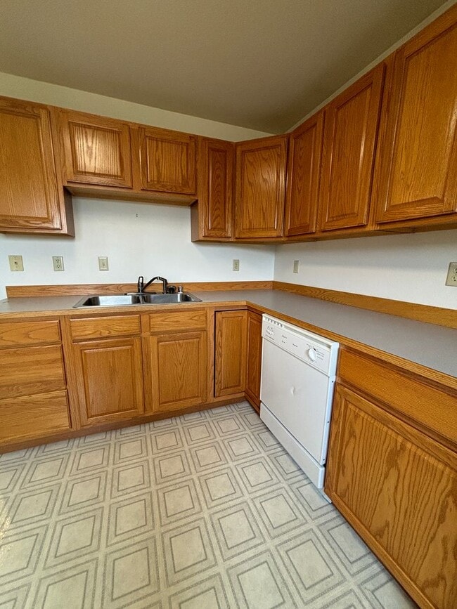 Building Photo - Updated 2 bedroom apartment Near St Peters